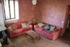 Un grand salon avec trois canap�s (le troisi�me canap� est cach� sous ce cadre blanc).