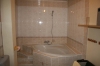 Salle de bains au rez de chauss�e avec une grande baignoire